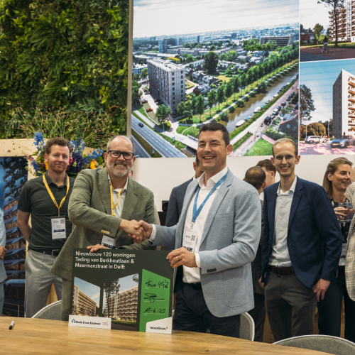 Ondertekening turnkey-overeenkomst op de PROVADA door Tomas Schütz van Woonbron (links) en Patrick van Adrichem van Boele & van Eesteren (rechts)
