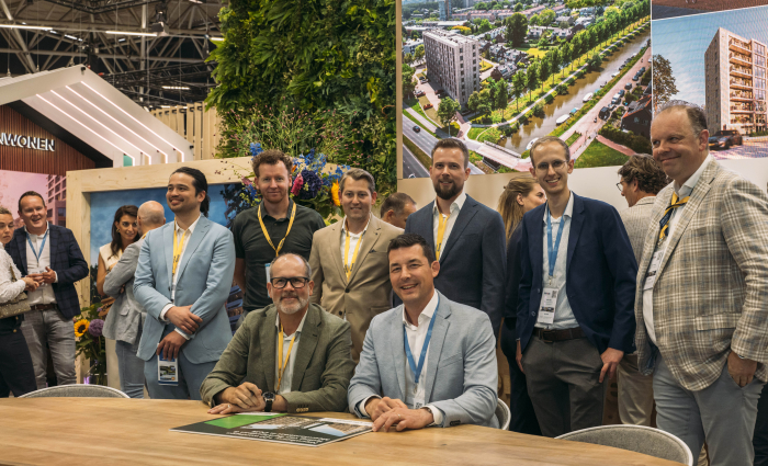 Ondertekening turnkey-overeenkomst op de PROVADA door Tomas Schütz van Woonbron (links) en Patrick van Adrichem van Boele & van Eesteren (rechts)