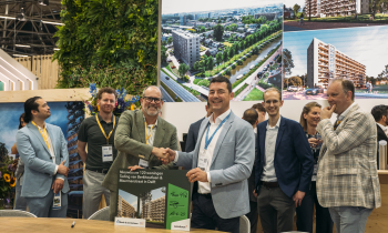 Ondertekening turnkey-overeenkomst op de PROVADA door Tomas Schütz van Woonbron (links) en Patrick van Adrichem van Boele & van Eesteren (rechts)