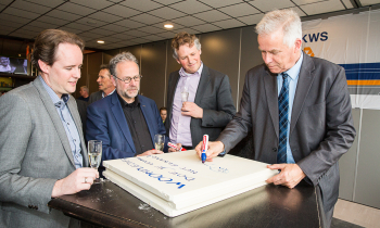 Wethouder Theo Duijvestijn signeert bouwelement.jpg